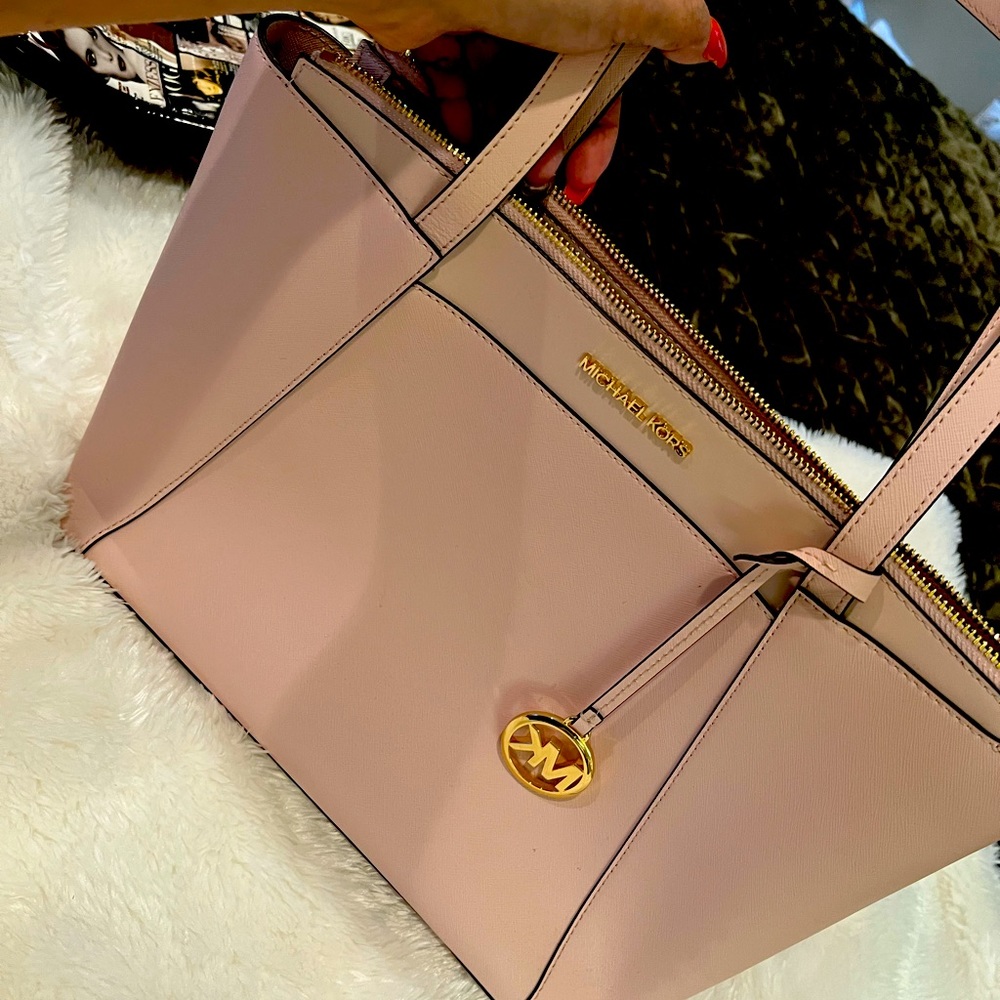 MICHAEL Kors handbag beautiful in light pink color